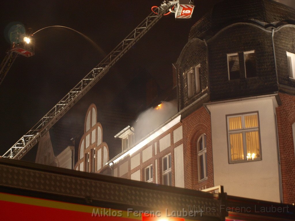 Feuer 3 Dachstuhlbrand Koeln Muelheim Gluecksburgstr P135.JPG